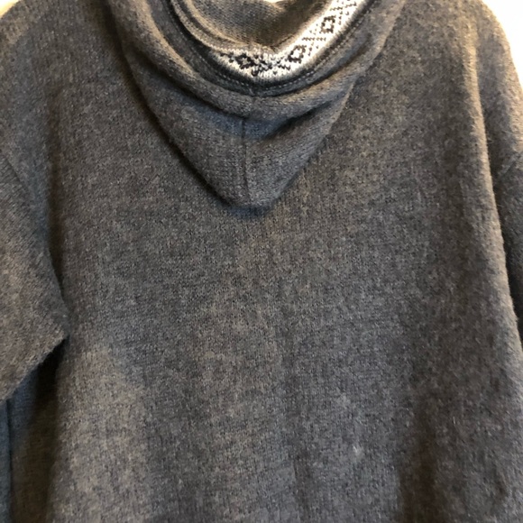 Stylish Gray V-Neck Sweater with Patterned Trim - Picture 6 of 8